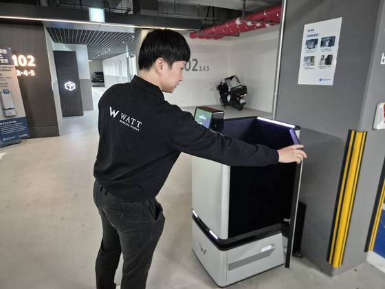 지난 25일 부산 강서구 에코델타시티 호반써밋 아파트에서 제조업체 직원이 짐배달 로봇 이용을 시연하고 있다. 동 호수를 입력하면 주차장에서 집 앞까지 로봇이 짐을 옮긴다. 김민주 기자