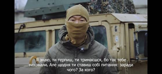 지난해 12월 우크라이나 의용군으로 참전했다고 주장한 한국인 남성이 러시아에 파병된 북한군을 향해 항복을 촉구하는 모습. 인폼네이팜 영상 캡처.