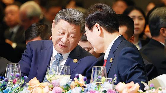 지난달 31일 경북 경주시 라한셀렉트호텔에서 열린 2025 아시아태평양경제협력체(APEC) 정상회의 갈라만찬에서 이재명 대통령이 시진핑 중국 국가주석과 대화하는 모습. 연합뉴스.