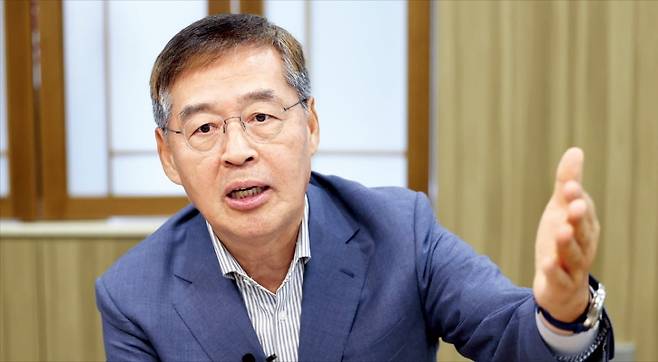 신학철 LG화학 부회장이 서울 여의도 LG트윈타워에서 한국경제신문과 인터뷰를 하고 있다. 조규진 서울대 기계공학부 학부장도 대화에 참여했다. 신 부회장은 공학도 출신 창업가를 ‘영웅’으로 대접하는 사회 분위기가 필요하다고 조언했다.  /이솔 기자