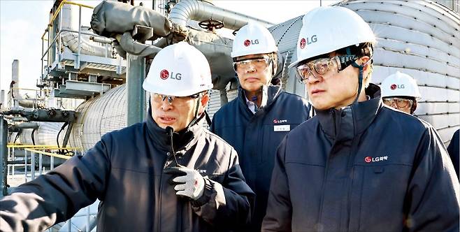 < 여수 석유화학단지 찾은 산업부 장관 > 김정관 산업통상부 장관(오른쪽)이 26일 신학철 LG화학 부회장(뒷줄)과 전남 여수시 LG화학 나프나분해설비(NCC) 현장을 점검하고 있다. 김 장관은 ﻿“연말 사업재편 계획 제출 기한을 넘긴 기업은 ﻿‘각자도생’해야 할 것”이라고 경고했다.  /산업통상부 제공