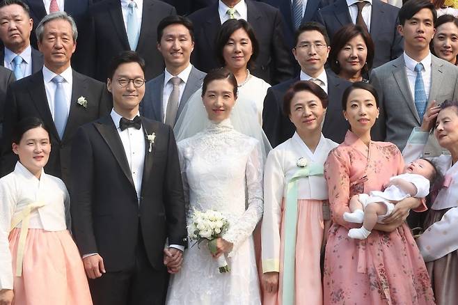 2017년 6월 서울 중구 명동성당에서 열린 HD현대 대주주 정몽준 아산재단 이사장의 장녀 정남이 아산나눔재단 상임이사와 서승범 유봉 대표의 결혼식에서 가족 및 하객들이 기념사진을 찍고 있다. 사진=연합뉴스