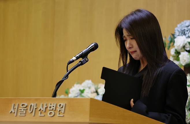 Actor Ha Ji-won delivers a eulogy during the farewell ceremony for veteran actor Lee Soon-jae, who dies at 91, at Asan Medical Center in southern Seoul on Nov. 27. [NEWS1]