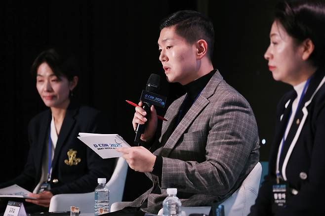 Conservative People Power Party Rep. Kim Jae-sub, center, speaks during a meeting. [YONHAP]
