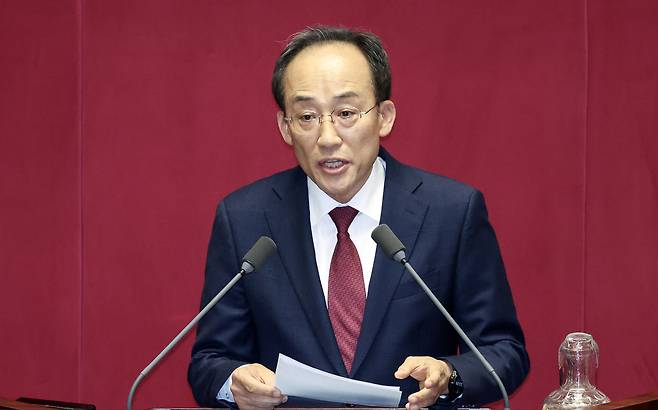 Rep. Choo Kyung-ho of the People Power Party delivers a personal statement regarding his arrest motion during a plenary session at the National Assembly building in western Seoul on Nov. 27. [KIM SEONG-RYONG]