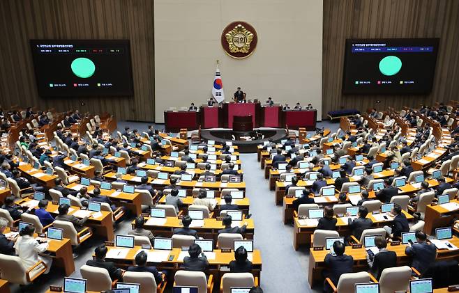 27일 국회 본회의에서 국민연금법 일부개정법률안이 통과되고 있다. 연합뉴스