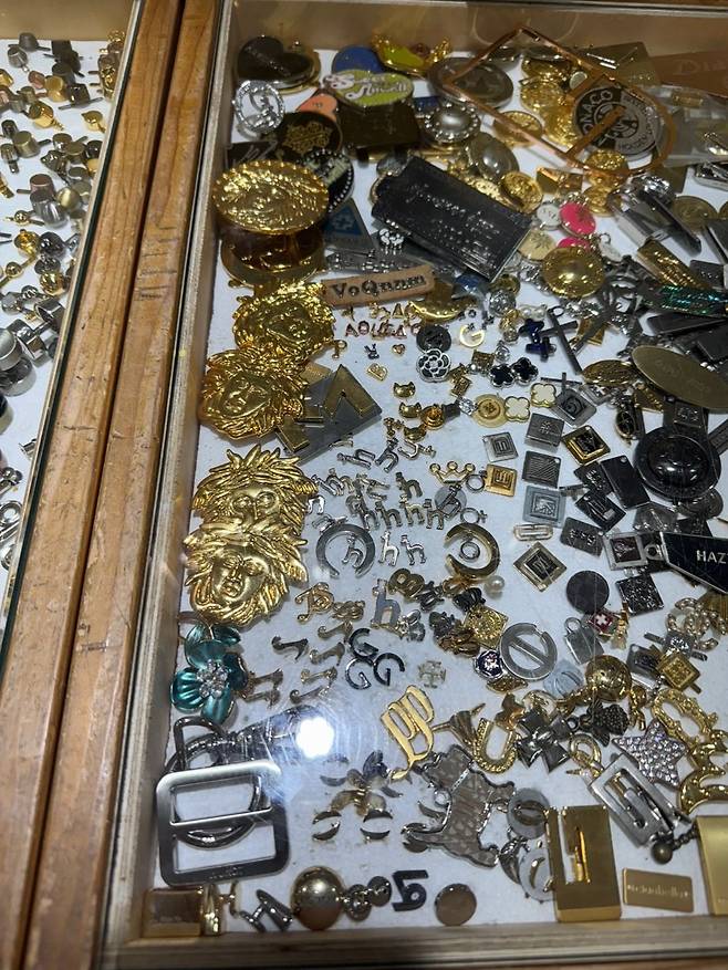 금속부자재 업체 관계자 B씨가 A씨의 공방에 판매한 위조 명품의 금속 장신구 및 부자재. 지식재산처 제공