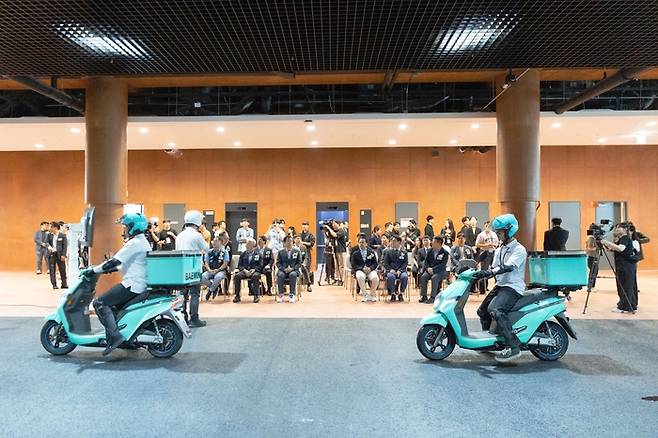 지난 19일 경기 하남시 배민라이더스쿨 개관 기념식에서 이륜차 교육 전문 강사들이 안전 교육 시연을 하고 있다. [우아한형제들]