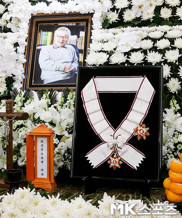 원로배우 고(故) 이순재의 발인식이 27일 새벽 엄수된다.사진=사진 공동취재단  제공