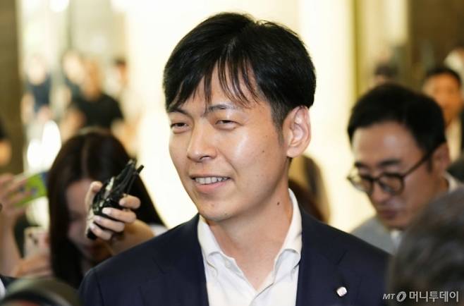 신유열 롯데지주 미래성장실장이 19일 서울 송파고 잠실동 롯데호텔월드에서 진행된 롯데, '2024 하반기 롯데 VCM(Value Creation Meeting)'에 참석하고 있다.    /사진=머니S