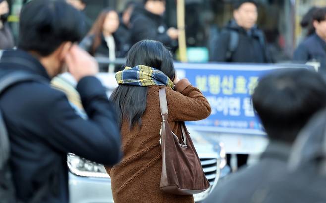 추운 날씨를 보인 26일 오전 서울 종로구 광화문네거리에서 두터운 옷차림의 시민들이 발걸음을 옮기고 있다./사진=뉴스1.