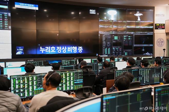 (대전=뉴스1) = 27일 대전 한국항공우주연구원 위성종합관제실에서 연구진들이 누리호 주 탑재 위성인 차세대중형위성 3호 위성 관제 작업을 수행하고 있다. (항우연 제공. 재판매 및 DB 금지) 2025.11.27/뉴스1  Copyright (C) 뉴스1. All rights reserved. 무단 전재 및 재배포,  AI학습 이용 금지. /사진=(대전=뉴스1)