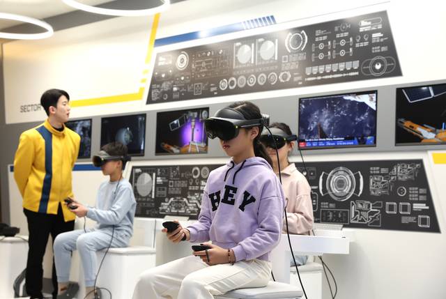 어린이들이 서울 강남구 강남미래교육센터에서 가상현실 체험프로그램에 참여하고 있다. 강남구청 제공