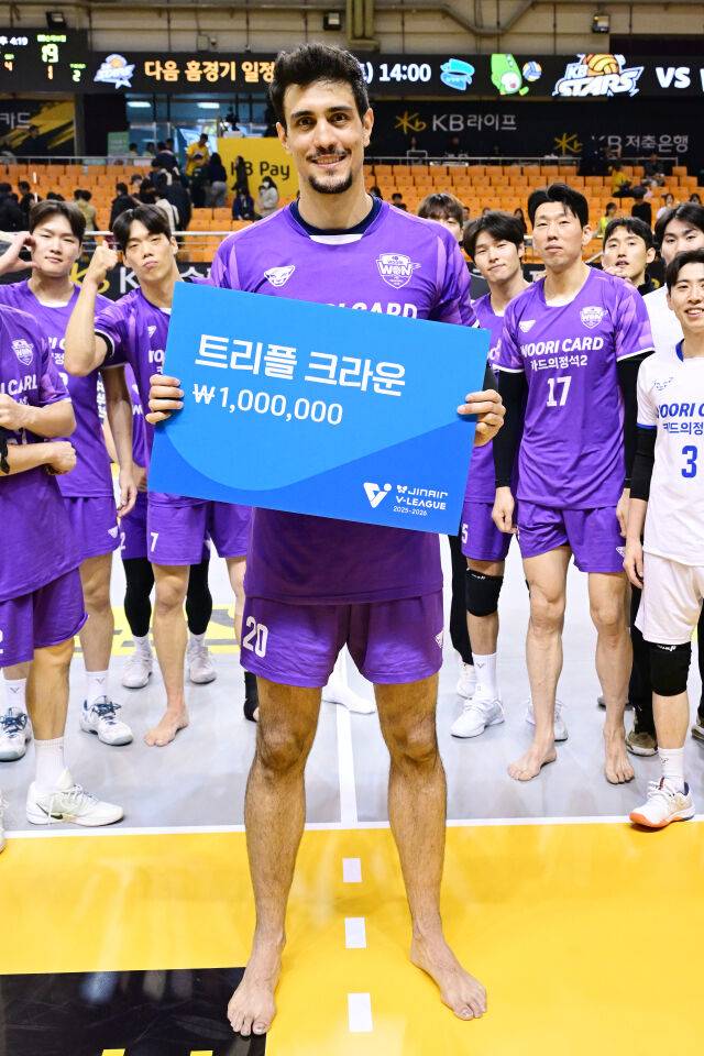 첫 트리플 크라운을 달성한 우리카드 아라우조가 포즈를 취하고 있다. / 한국배구연맹(KOVO)
