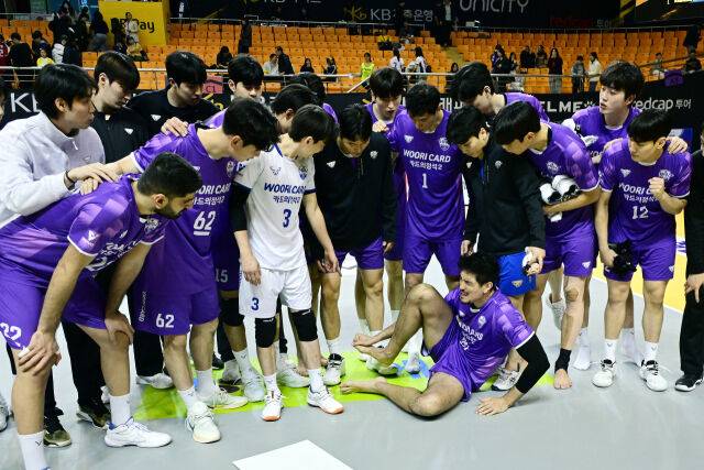 갑자기 고통스러워하는 아라우조를 우리카드 동료들이 바라보고 있다. / 한국배구연맹(KOVO)