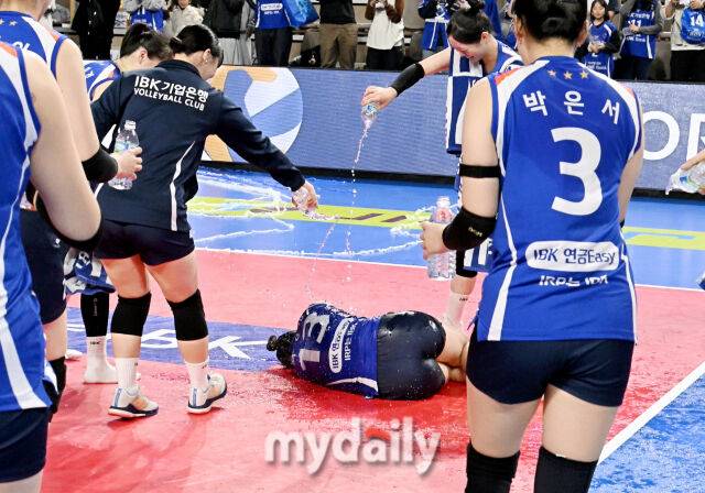 코트에 넘어진채 물세례를 받는 최정민