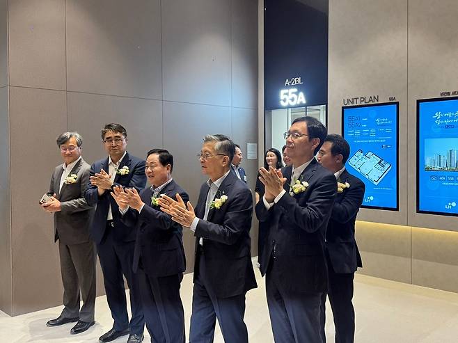 지난 7월 25일 경기도 남양주시 별내동 남양주왕숙 A-1, A-2블록 주택전시관 개관식 당시 참석한 이한준(앞줄 오른쪽에서 두번째) 전 LH 사장과 김규철(앞줄 맨 오른쪽) 국토교통부 주택토지실장 모습. [헤럴드경제DB]