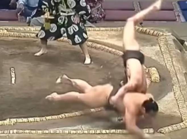 상대를 장외로 던져버리는 ‘슬렌더 스모선수’ 야마토 [유튜브화면 캡처]