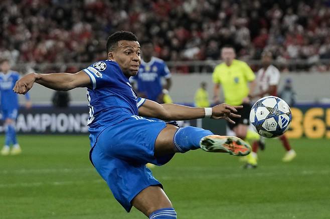 레알 마드리드의 킬리안 음바페가 26일(현지시간) 올림피아코스와 그리스 원정 겨기에서 골대를 향해 슈팅을 시도하고 있다. [AP]