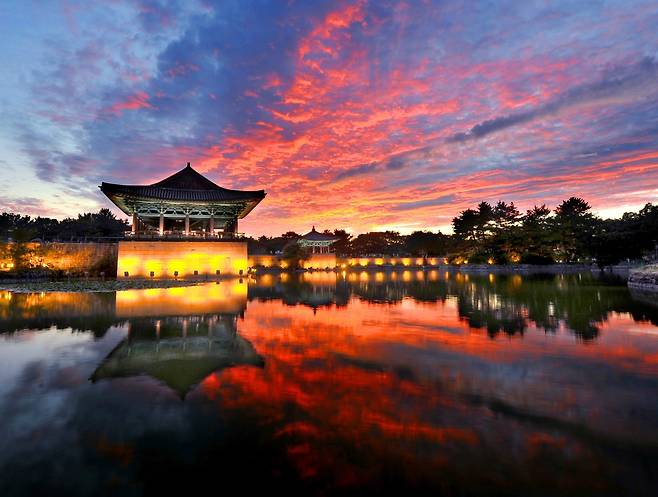 APEC를 성공적으로 치러낸 경북 경주의 동궁월지(=임해전지, 안압지는 일제의 비하 표현이므로 쓰지 않음)