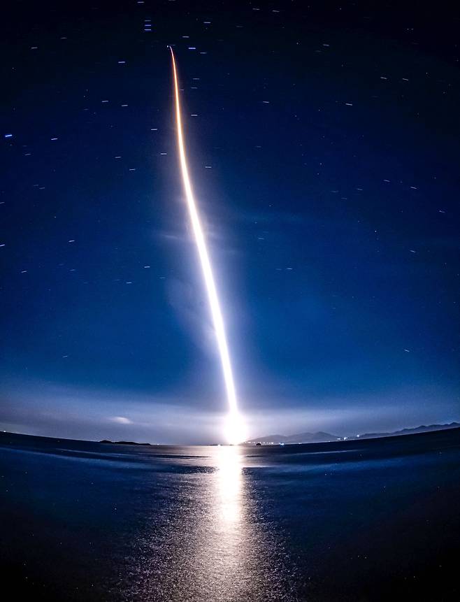 한국형발사체 누리호가 27일 새벽 전남 고흥군 나로우주센터에서 발사되고 있다. 우주항공청에 따르면 누리호는 이날 오전 1시 13분 발사돼 1단과 2단, 페어링 분리 등을 수행하고, 탑재했던 위성 13기를 모두 예정된 궤도에 방출했다. 사진은 누리호 발사 궤적이 남해 해수면에 비친 모습. 고흥=임세준 기자