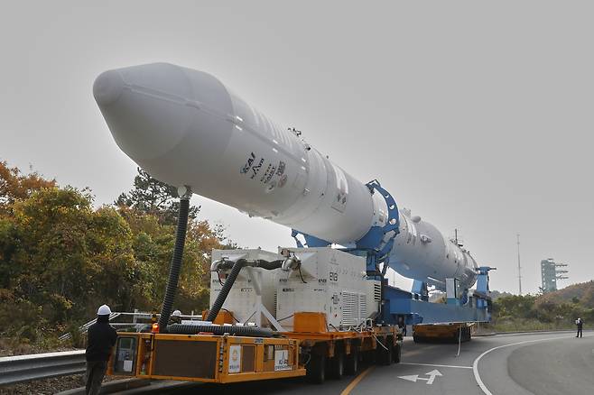 한국형발사체 누리호가 지난 25일 전남 고흥 나로우주센터에서 4차 발사를 위해 발사대로 이송되고 있다. [한국항공우주연구원 제공]
