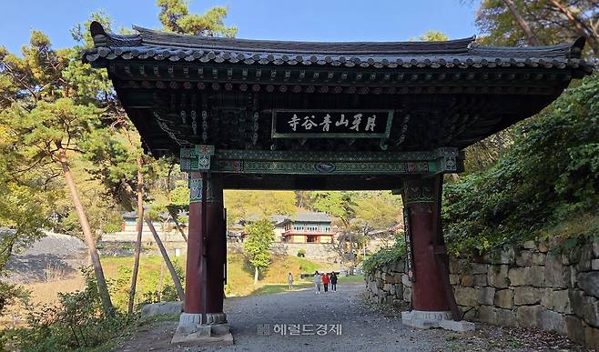 ‘월아산 청곡사’라고 적힌 일주문