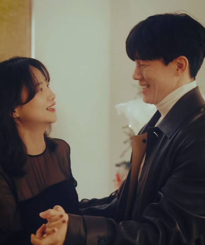 [서울=뉴시스] 배우 윤승아(왼쪽)과 김무열. (사진=마리끌레르코리아 공식 인스타그램 캡처) 2025.11.26.&nbsp;photo@newsis.com *재판매 및 DB 금지