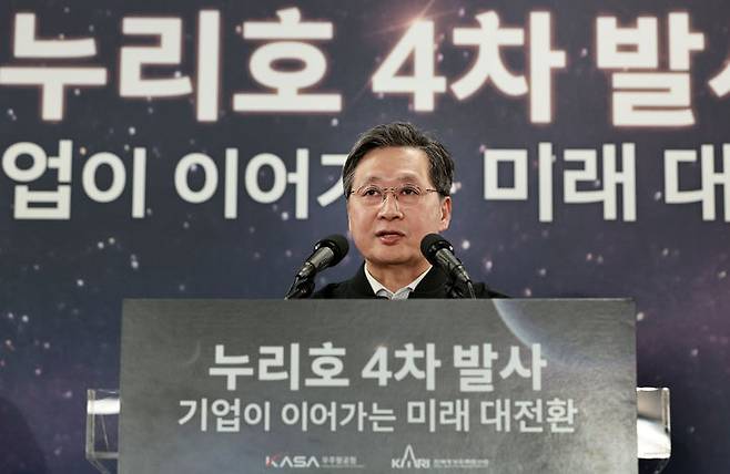 [고흥 나로우주센터=뉴시스] 윤영빈 우주항공청장이 26일 나로우주센터 우주과학관에 마련된 프레스센터에서 누리호 발사관리위원회 개최 결과 브리핑을 열고 확정된 4차 발사 시각을 발표했다. (사진=한국항공우주연구원 제공) *재판매 및 DB 금지