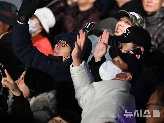 [고흥=뉴시스] 이현행 기자 = 27일 오전 전남 고흥군 우주발사전망대에서 시민들이 누리호 4차 발사 장면을 보며 환호하고 있다. 2025.11.27. lhh@newsis.com