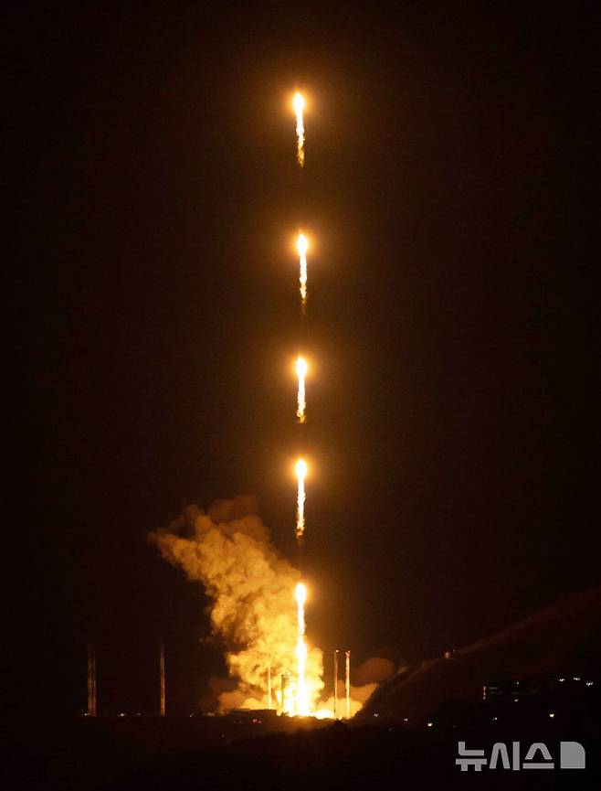 [여수=뉴시스] 황준선 기자 = 한국형 발사체 누리호가 27일 새벽 전남 고흥군 나로우주센터에서 발사되고 있다. 민간 기업인 한화에어로스페이스가 기술 이전을 통해 발사체 제작 전 과정을 주관한 누리호 4호기는 오로라·대기광 관측과 우주 자기장·플라스마 측정 등을 위한 위성 13기가 탑재됐다. (레이어 합성) 2025.11.27. hwang@newsis.com