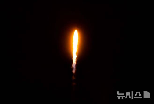 [여수=뉴시스] 황준선 기자 = 한국형 발사체 누리호가 27일 새벽 전남 고흥군 나로우주센터에서 발사되고 있다. 민간 기업인 한화에어로스페이스가 기술 이전을 통해 발사체 제작 전 과정을 주관한 누리호 4호기는 오로라·대기광 관측과 우주 자기장·플라스마 측정 등을 위한 위성 13기가 탑재됐다. 2025.11.27. hwang@newsis.com