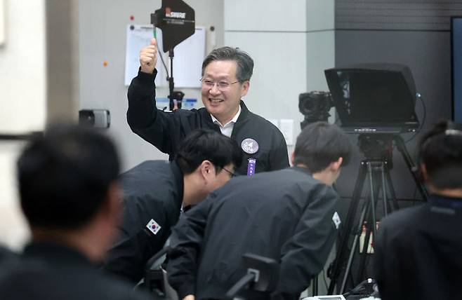 [고흥 나로우주센터=뉴시스] 27일 새벽 전남 고흥군 나로우주센터에서 윤영빈 우주항공청장을 비롯, 항우연 직원들이 한국형 발사체 누리호가 성공적으로 발사되자 기뻐하고 있다. 민간 기업인 한화에어로스페이스가 기술 이전을 통해 발사체 제작 전 과정을 주관한 누리호 4호기는 오로라·대기광 관측과 우주 자기장·플라스마 측정 등을 위한 위성 13기가 탑재됐다. (사진=항공우주연구원 제공) 2025.11.27. photo@newsis.com *재판매 및 DB 금지