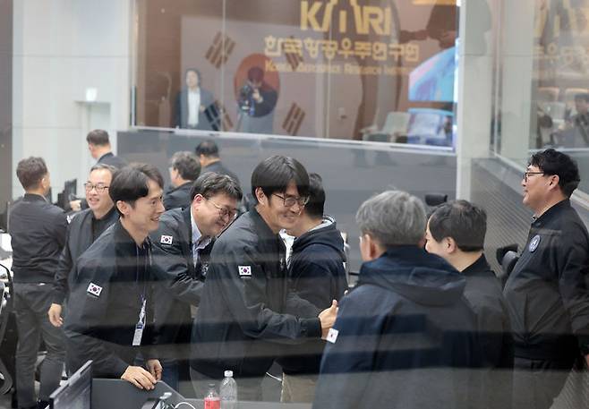 [서울=뉴시스] 황준선 기자 =  27일 새벽 전남 고흥군 나로우주센터에서 직원들이 한국형 발사체 누리호가 성공적으로 발사되자 기뻐하고 있다. 민간 기업인 한화에어로스페이스가 기술 이전을 통해 발사체 제작 전 과정을 주관한 누리호 4호기는 오로라·대기광 관측과 우주 자기장·플라스마 측정 등을 위한 위성 13기가 탑재됐다. (사진=항공우주연구원 제공) 2025.11.27. photo@newsis.com *재판매 및 DB 금지