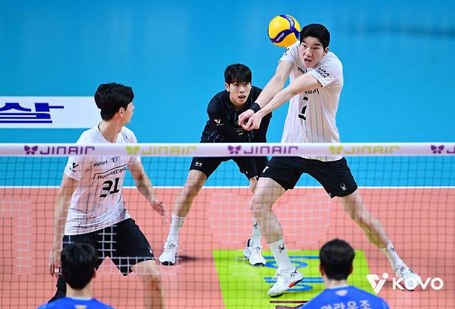 [서울=뉴시스] 남자배구 현대캐피탈 허수봉이 26일 서울 장충체육관에서 열린 진에어 2025~2026 V-리그 남자부 우리카드와의 경기에서 상대 공격을 받아내고 있다. (사진=KOVO 제공) 2025.11.26.