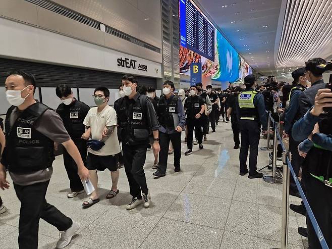[인천공항=뉴시스]이윤석 수습기자=캄보디아에서 보이스피싱과 로맨스스캠 등 범죄에 가담했다가 구금된 한국인 64명이 지난 10월18일 오전 9시53분께 입국 심사를 마치고 인천국제공항에 모습을 드러냈다. 2025.10.18 eeys@newsis.com *재판매 및 DB 금지