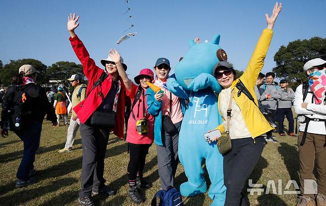 [제주=뉴시스] 우장호 기자 = 6일 오전 제주시 애월읍 고성리운동장에서 '2025 제주올레걷기축제' 개막식이 열리고 있다. 2025.11.06. woo1223@newsis.com