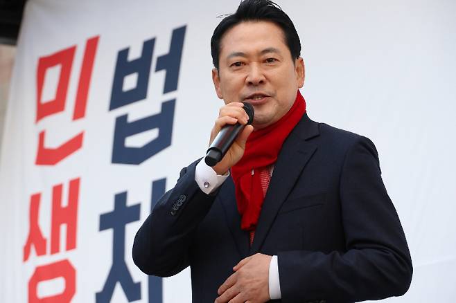정부 여당 비판하는 장동혁 대표      (천안=연합뉴스) 김주성 기자 = 국민의힘 장동혁 대표가 26일 충남 천안종합버스터미널 조각광장에서 열린 '민생회복과 법치수호 충남 국민대회'에서 대장동 사건의 검찰 항소 포기, 내란전담재판부 설치 등과 관련해 정부와 여당을 비판하고 있다. 2025.11.26     utzza@yna.co.kr (끝)   <저작권자(c) 연합뉴스, 무단 전재-재배포, AI 학습 및 활용 금지> 연합뉴스