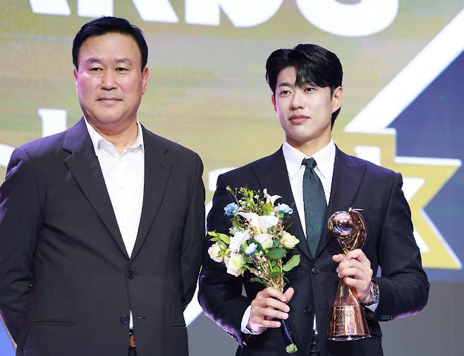 2025 신한 SOL 뱅크 KBO 시상식에서 KBO 수비상 3루수 부문 수상자로 선정된 키움 송성문(오른쪽)이 한국 야구 전설 장종훈과 포즈를 취한 모습. 연합뉴스