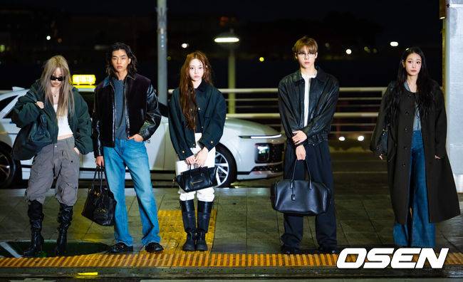 [OSEN=인천공항, 민경훈 기자] 그룹 올데이 프로젝트(ALLDAY PROJECT, 올데프)가 27일 오전 해외 일정차 인천국제공항을 통해 출국했다.올데이프로젝트는 이날 2025 MAMA AWARDS(2025 마마 어워즈) 참석하기 위해 홍콩으로 출국했다.올데이프로젝트가 출국장으로 향하고 있다. 2025.11.27 /rumi@osen.co.kr