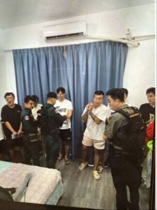 정부가 캄보디아 당국과 함께 출범한&nbsp;‘코리아 전담반’이 13일 캄보디아 시아누크빌에서 범죄조직을 급습해 한국인 조직원 17명을 붙잡았다. 국가정보원 제공