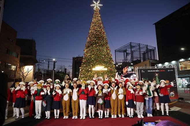 지난해 크리스마스를 앞두고 열린 크리스마스트리 점등식에서 박강수 마포구청장이 산타분장을 하고 어린이들과 함께 사진을 찍고 있다. 마포구 제공