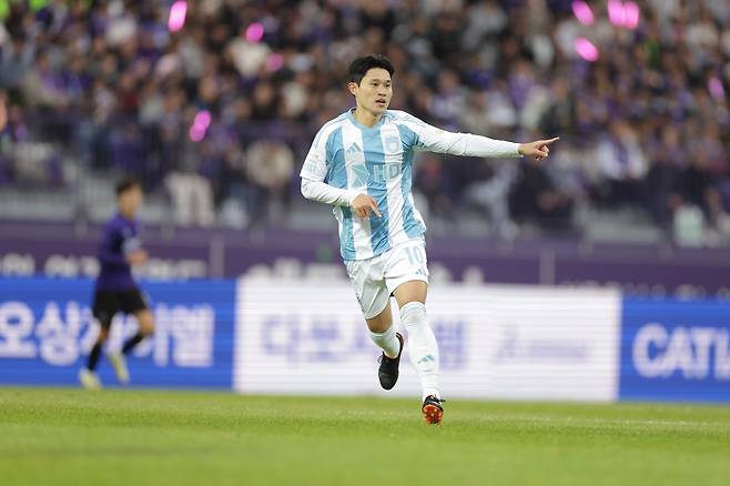 울산 이동경(사진), 전북 박진섭, 대전하나 주민규는 ‘2025 동아스포츠대상’의 유력한 수상 후보다. 수상자는 12월 2일 오후 3시 서울 성북구 고려대 백주년기념삼성관에서 열릴 시상식에서 발표된다. 사진제공｜한국프로축구연맹