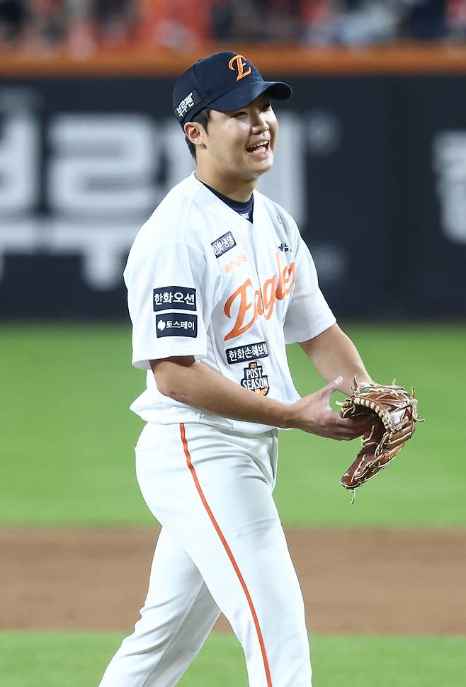 한화 정우주가 지난달 31일 LG와의 한국시리즈 5차전 3회 초 위기를 1실점으로 막은 뒤 안도의 표정을 짓고 있다. 연합뉴스