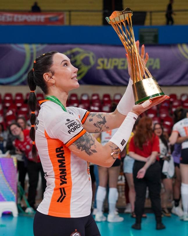 티파니가 지난 시즌 오사스코의 트레블을 견인한 뒤 트로피를 들고 포즈를 취하고 있다. /사진=티파니 아브레유 SNS