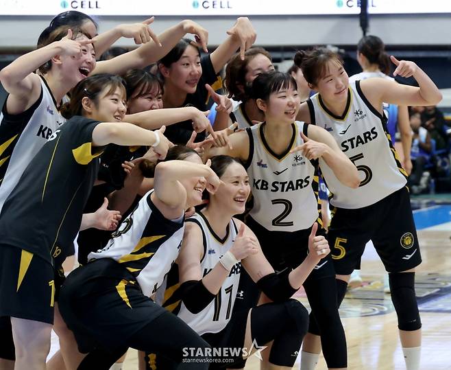 [한번에쓱] '역전에 역전에 버저비터 역전까지' 박지수 빠진 WKBL 신한-KB 이슬대첩