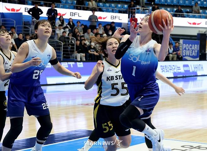 [한번에쓱] '역전에 역전에 버저비터 역전까지' 박지수 빠진 WKBL 신한-KB 이슬대첩