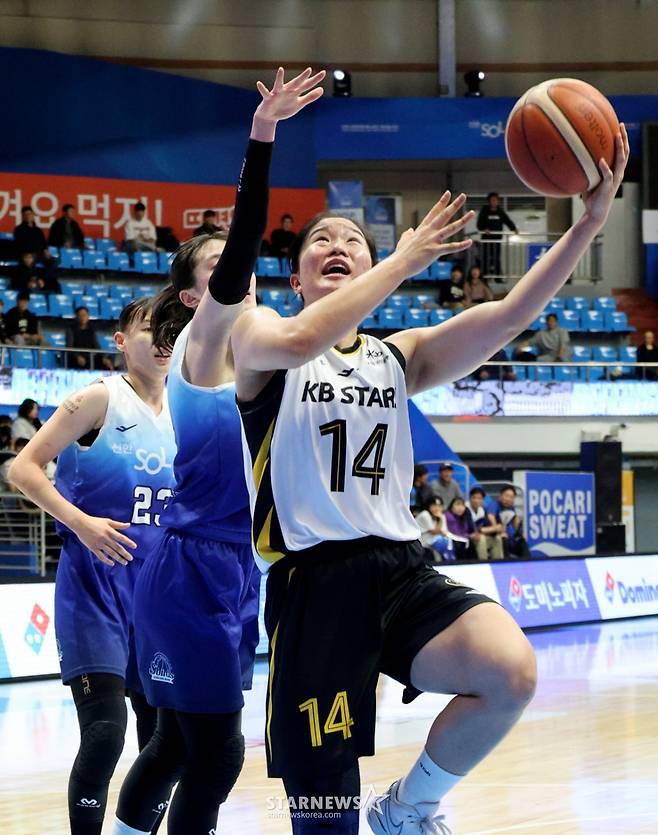 [한번에쓱] '역전에 역전에 버저비터 역전까지' 박지수 빠진 WKBL 신한-KB 이슬대첩