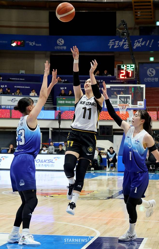 [한번에쓱] '역전에 역전에 버저비터 역전까지' 박지수 빠진 WKBL 신한-KB 이슬대첩