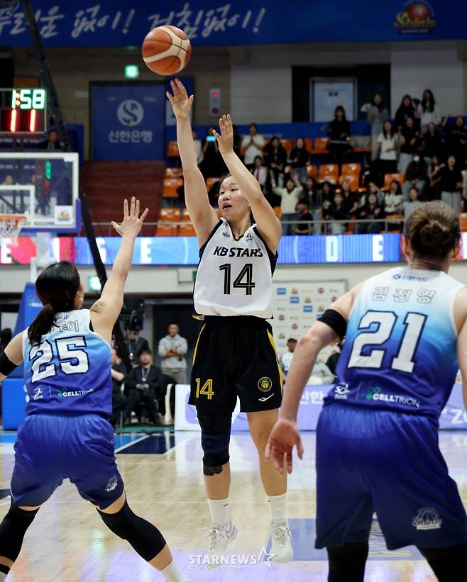 [한번에쓱] '역전에 역전에 버저비터 역전까지' 박지수 빠진 WKBL 신한-KB 이슬대첩